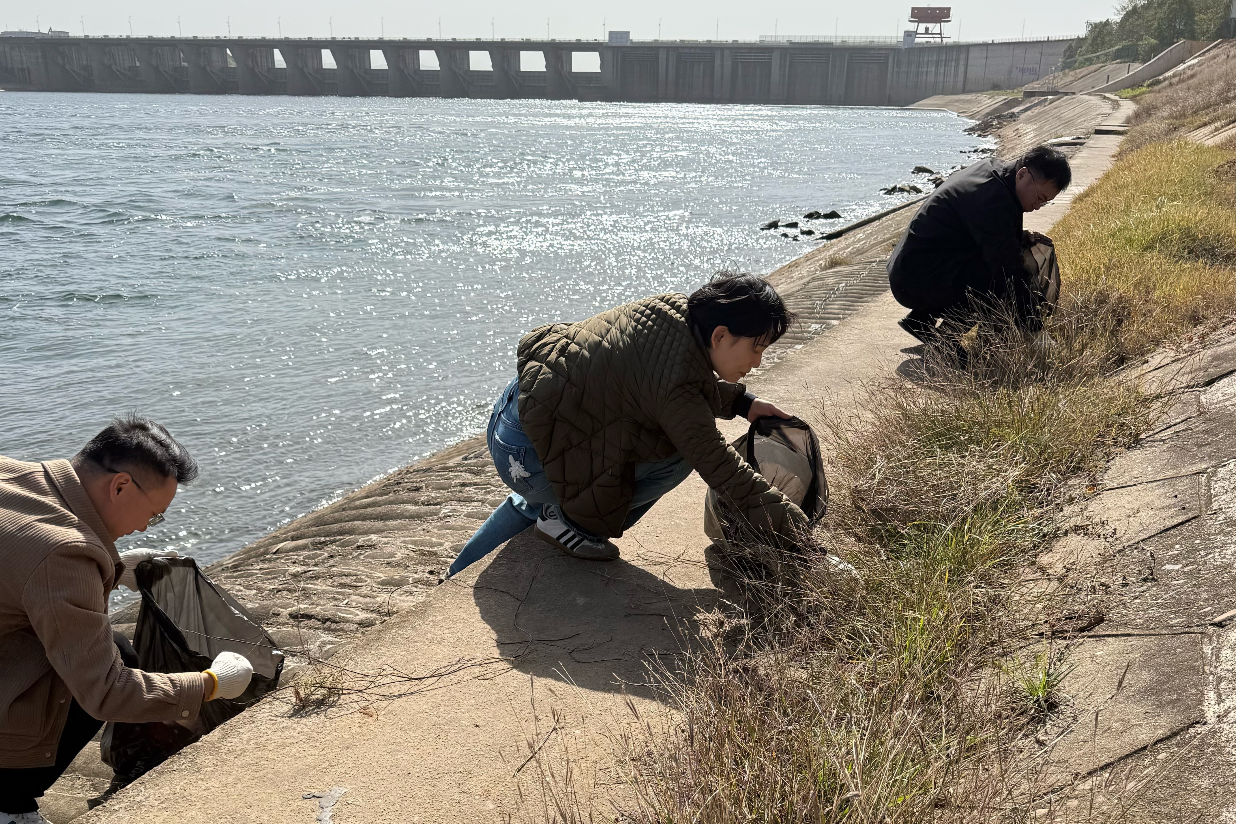 清流映黨旗 實干踐初心——發展新能源黨支部開展“守護河道生態”主題黨日活動